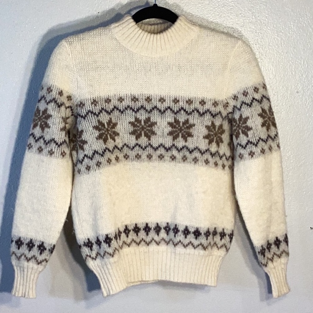 Vintage Made in Iceland 100% Pure Wool Sweater. Some Piling See Photo Snowflakes